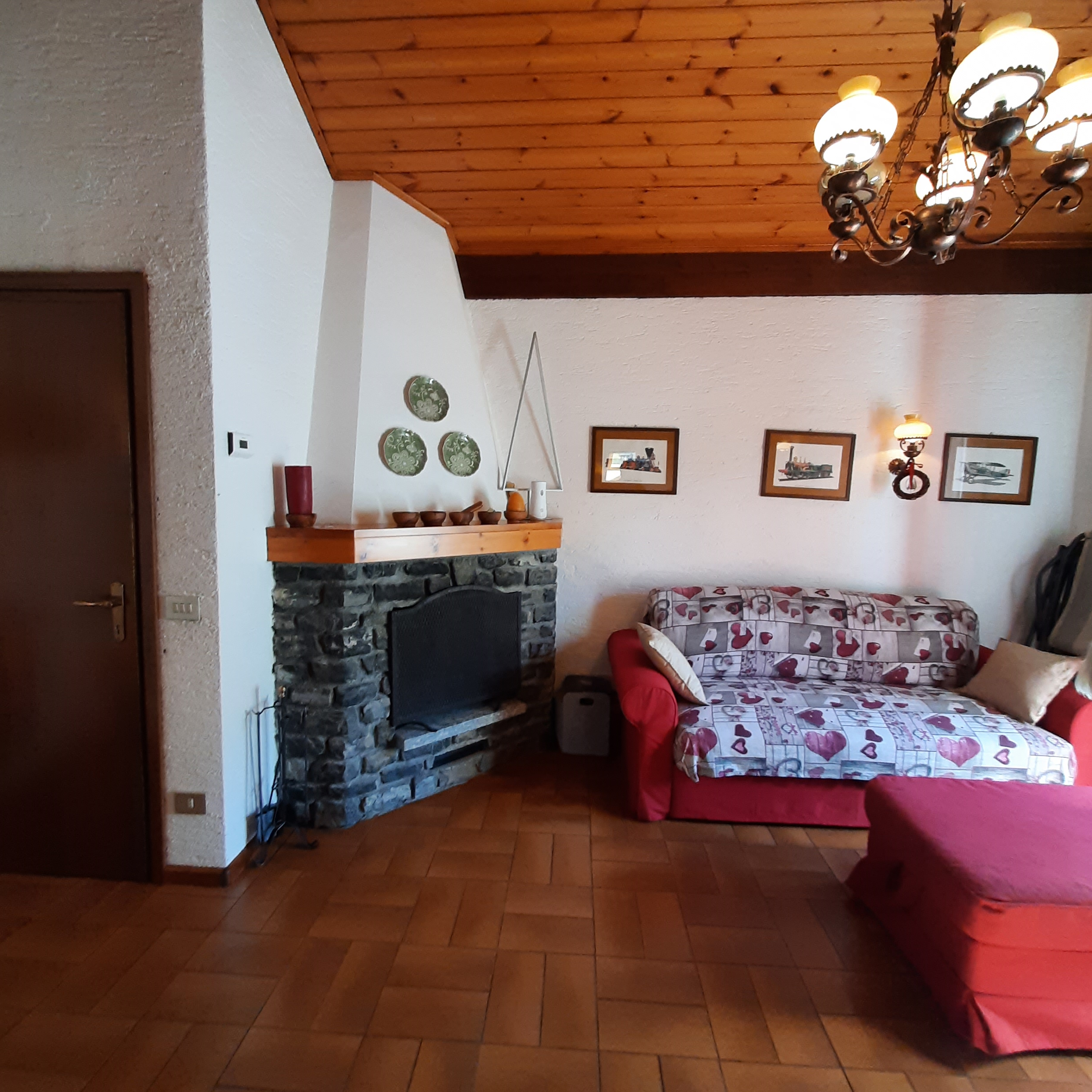 AFFITTASI MANSARDA CON SPLENDIDA VISTA ZONA FUNIVIE - RIF 001