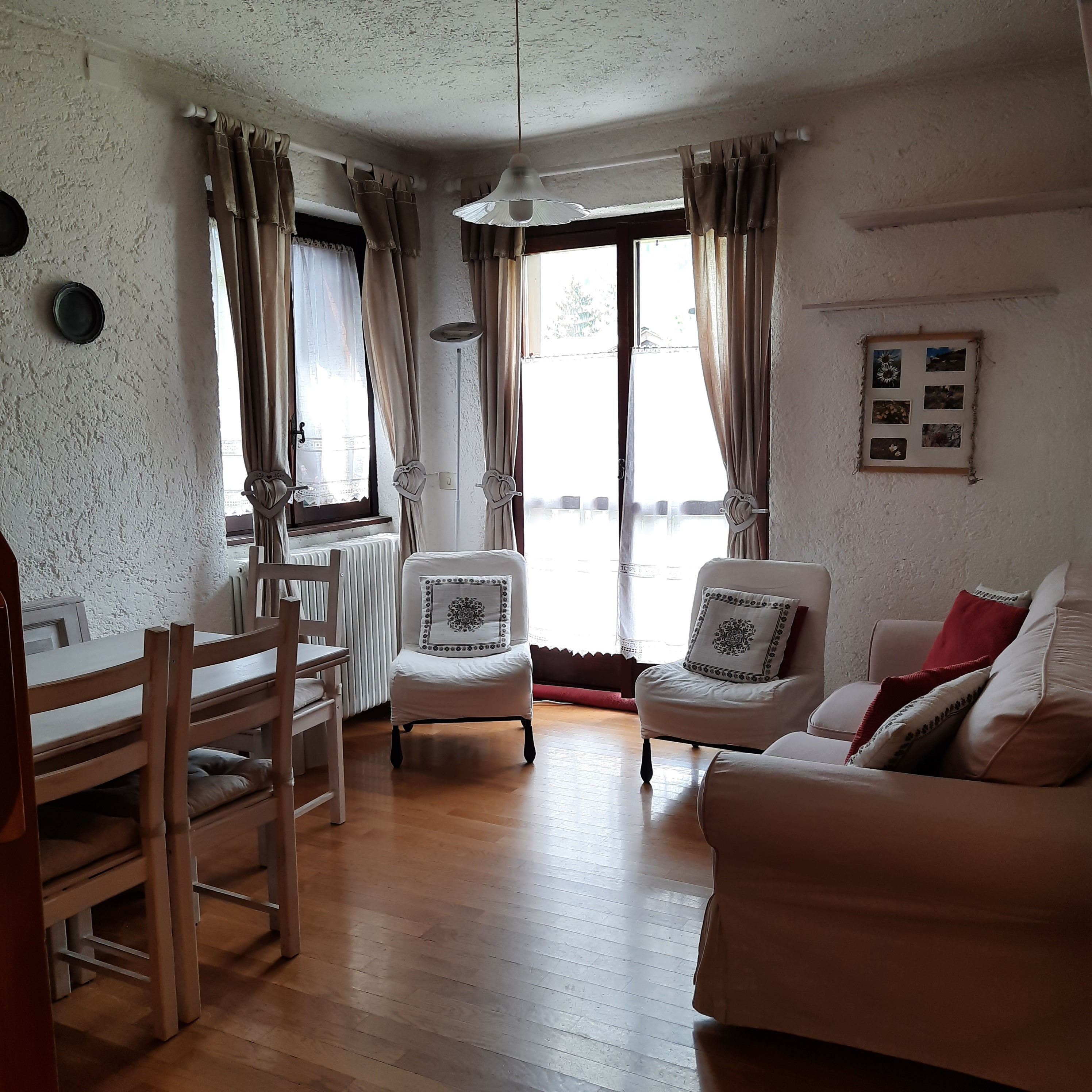 AFFITTASI TRILOCALE CON BALCONE IN VIA SANTA BARBARA-RIF 024