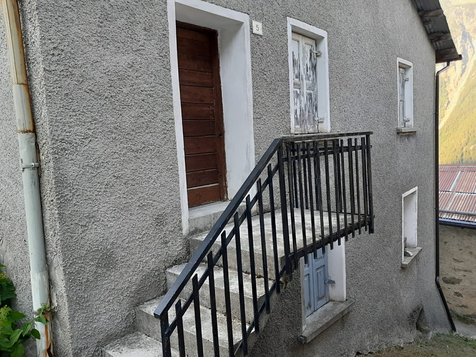 VENDESI RUSTICO IN POSIZIONE PANORAMICA - RIF  TIOLA