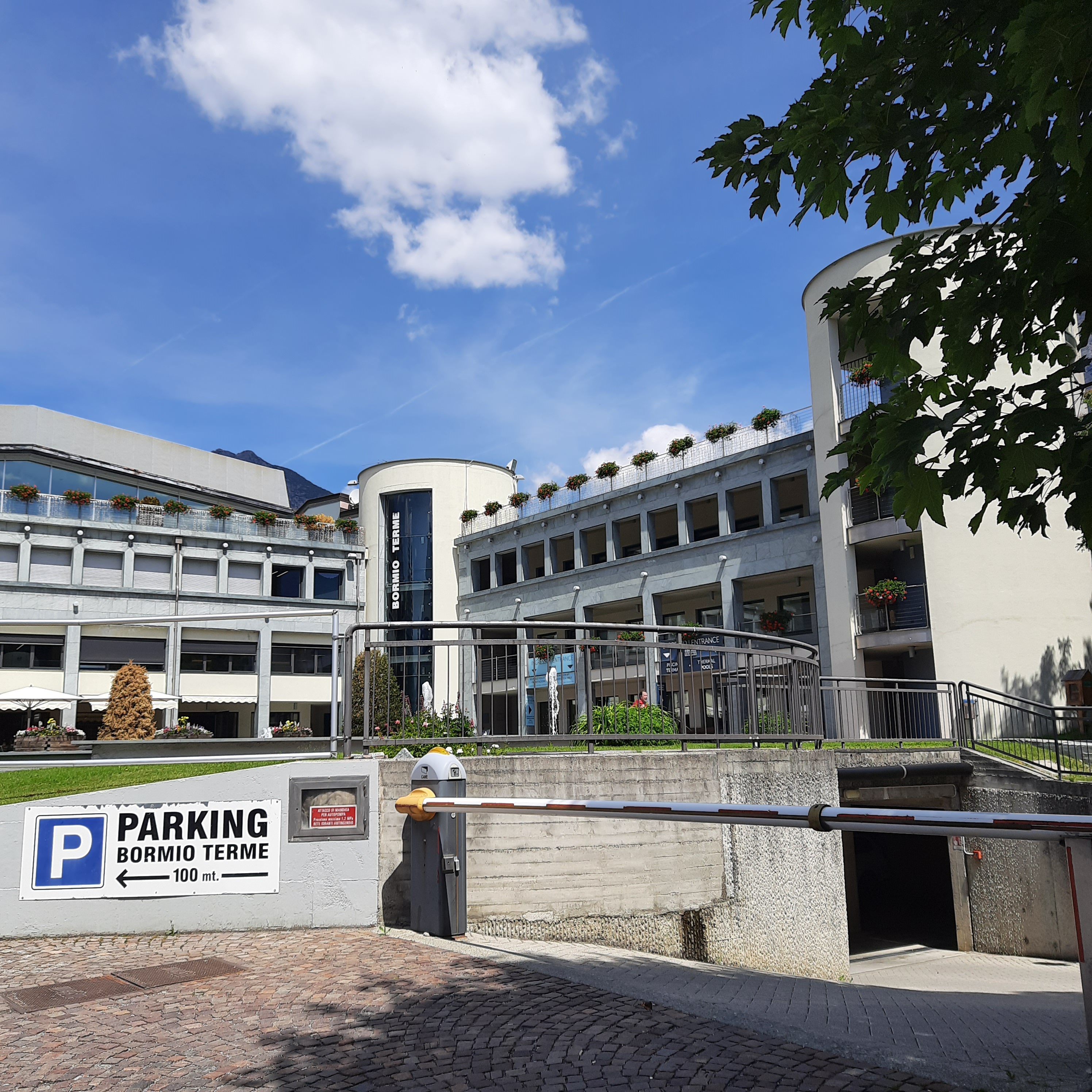 VENDESI BOX AUTO PRESSO PARKING TERME BORMIO  - RIF. VIA STELVIO